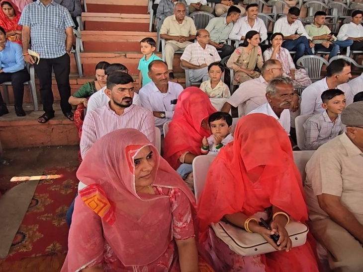 देश के लिए प्राण न्यौछावर करने वाले शहीद के परिवार के लोग।
