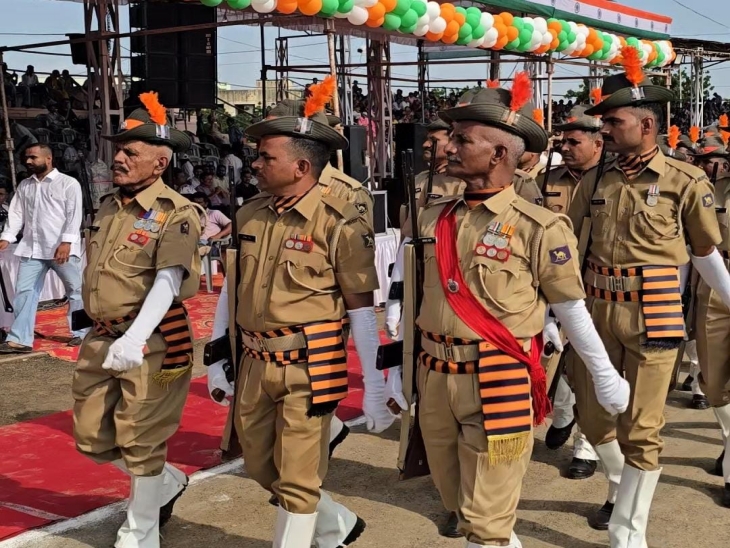 पुलिस समेत अलग-अलग टुकड़ियों ने की परेड।
