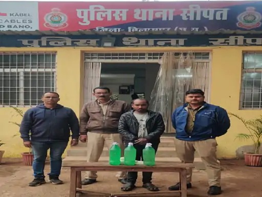 पुलिस ने 6 लीटर महुआ शराब के साथ श्रवण तांबे की गिरफ्तारी का दावा किया।