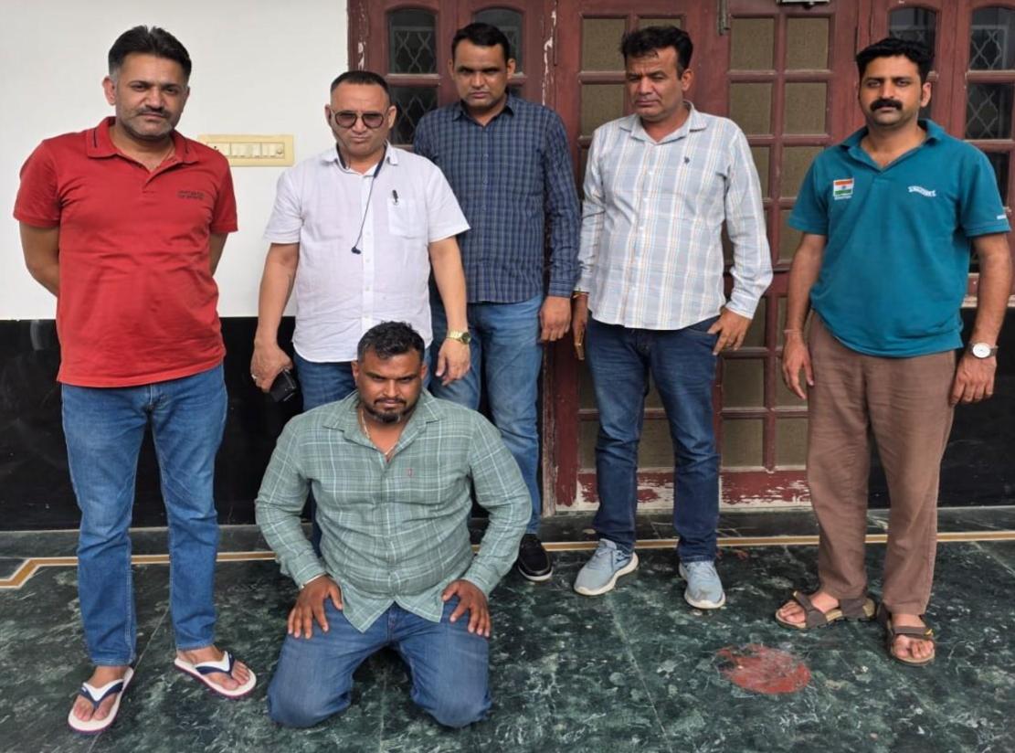 उदयपुर की एंटी नार्कोटिक्स टास्क फोर्स (ANTF) ने 6 साल से फरार 65 हजार के इनामी वांछित तस्कर को शनिवार को शहर के सेलिब्रेशन मॉल से शॉपिंग करते हुए गिरफ्तार किया।