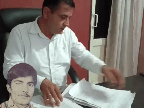 राजबीर का डैथ सर्टिफिकेट दिखाता हुए शिकायतकर्ता जितेंद्र सिंह। इनसेट में मृतक राजबीर की फाइल फोटो। - Dainik Bhaskar