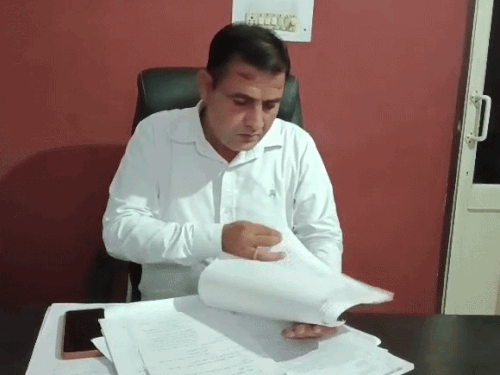 पुलिस के दस्तावेजों में अदालत द्वारा मौखिक तौर पर भी आदेश देने की बात लिखी गई है, जबकि अदालती कार्यवाही अमूमन लिखित तौर पर ही चलती है।