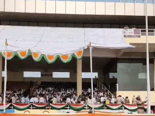 स्वतंत्रता दिवस पर गुरु गोबिंद सिंह स्टेडियम में भीड़।