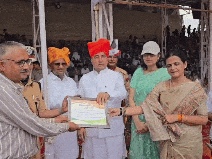 जिले में अलग-अलग क्षेत्र में उत्कृष्ट कार्य करने वाले 113 जनों को मंत्री ने सम्मानित किया।