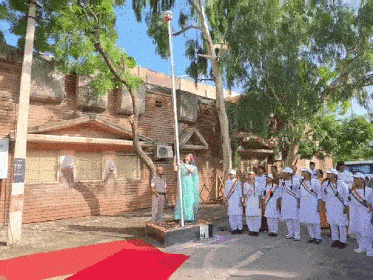 जिला कलेक्टर चिन्मयी गोपाल ने कलेक्ट्रेट में किया ध्वजारोहण।