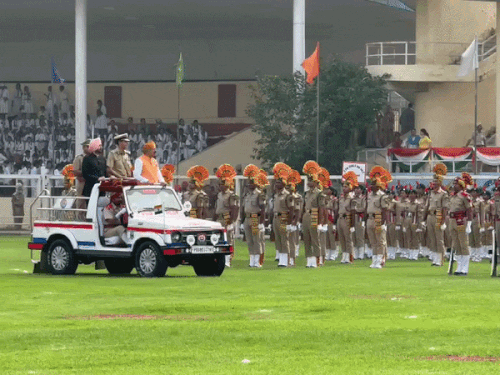 ध्वजारोहण के बाद कैबिनेट मंत्री ने खुली जीप में सवार होकर परेड का निरीक्षण किया।