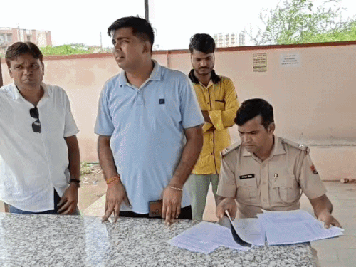 आज न्यू मेडिकल कॉलेज हॉस्पिटल की मोर्चरी में मेडिकल बोर्ड से शव का पोस्टमार्टम करवाया जा रहा है।