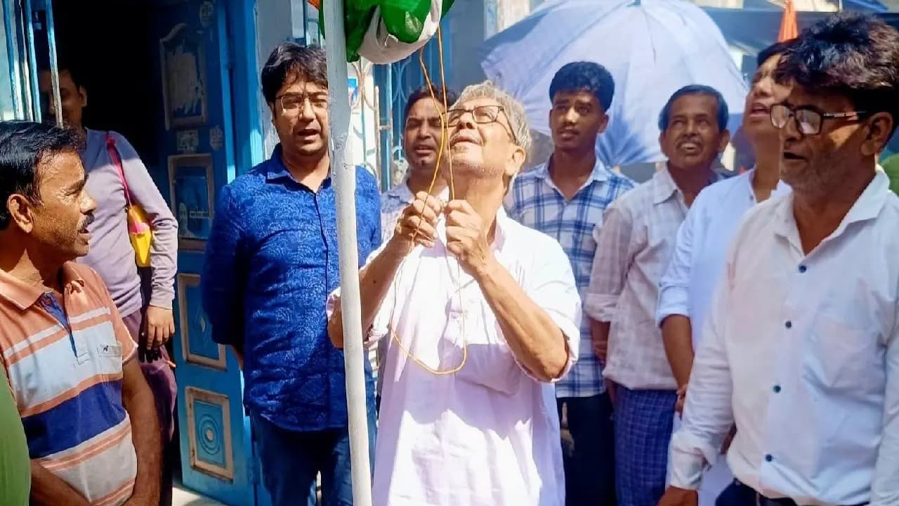 आशीष ने एक दिन पहले ही बीरभूम में अपने घर में तिरंगा फहराया था।