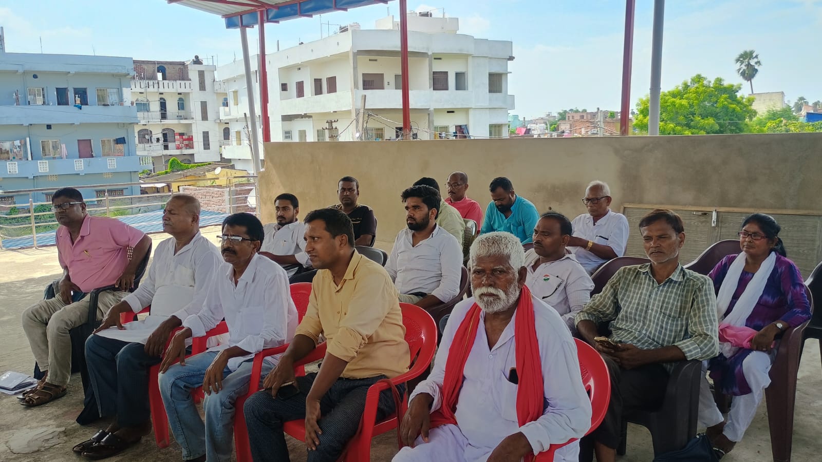 बैठक में शामिल कार्यकर्ता।
