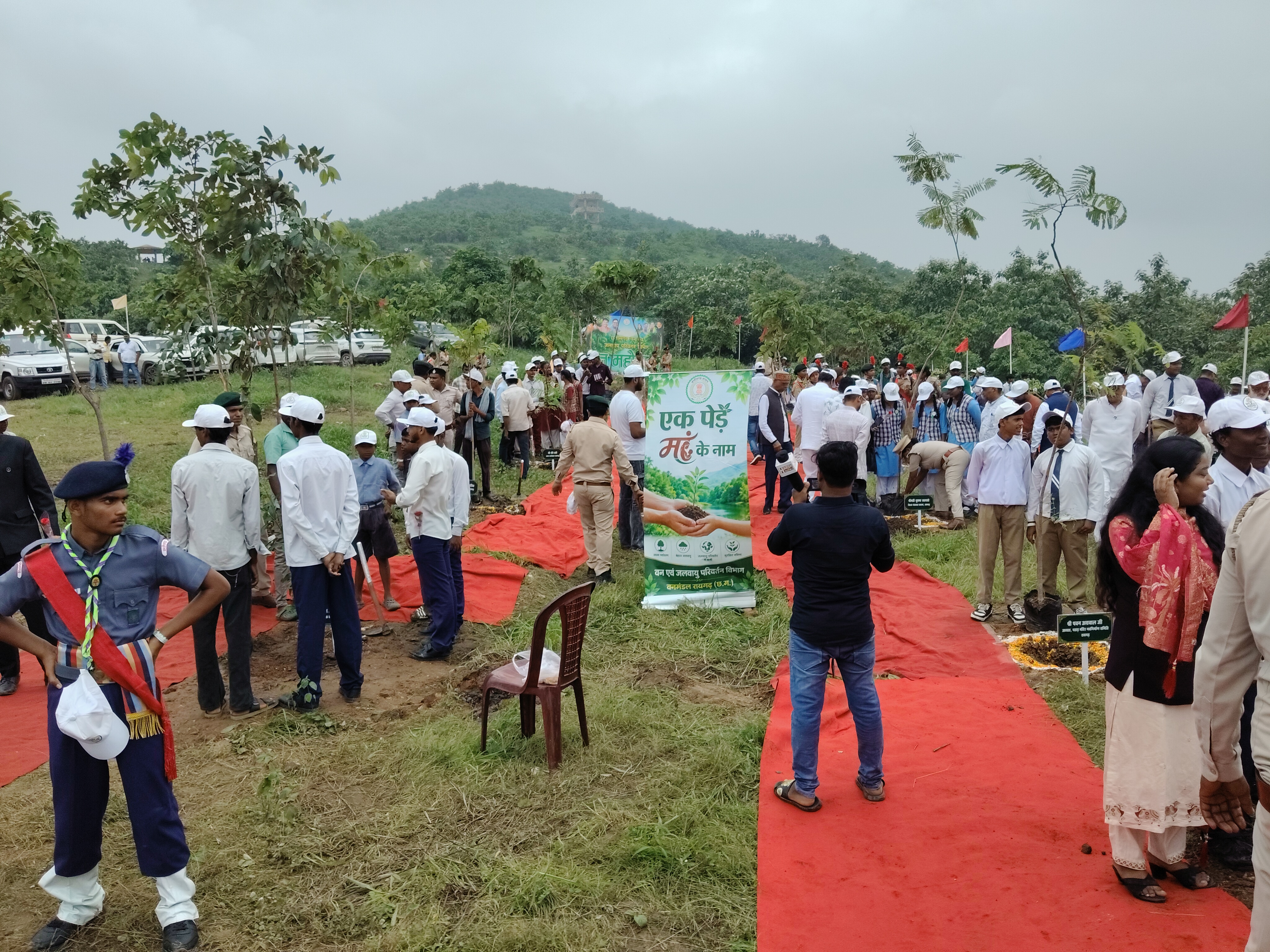 वन महोत्सव कार्यक्रममें अलग-अलग प्रजाति के पौधे रोपे गए