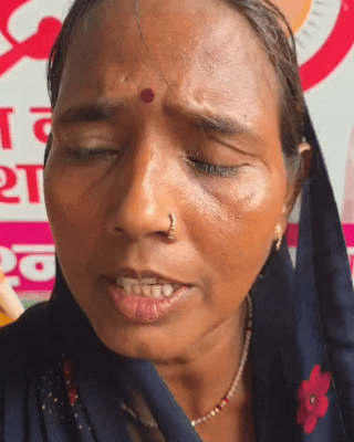 टोटो में बैठी महिला ने कहा - कूड़ा गाड़ी ने टोटो को दबा दिया।