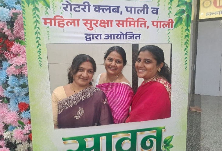 रजवाड़ी श्रावण उत्सव 2026 सेल्फी पॉइंट पर फोटो क्लिक करवाते हुए महिलाएं।