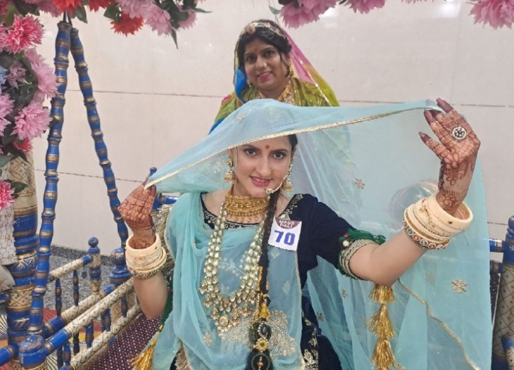 सेल्फी पॉइंट पर फोटो क्लिक करवाते हुए महिलाएं।