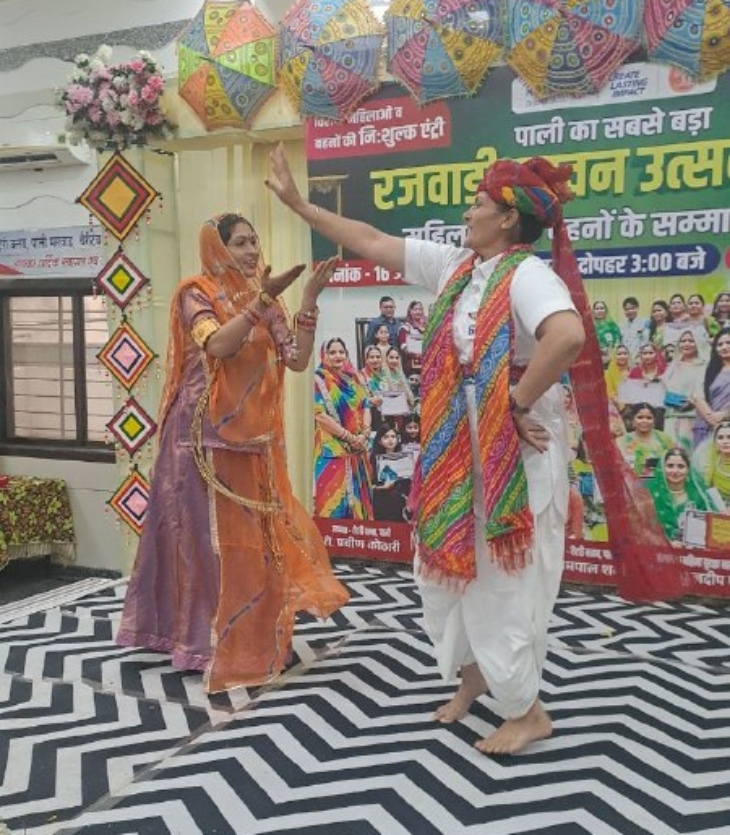पाली के रोटरी क्लब में आयोजित रजवाड़ी श्रावण उत्सव 2026 में डांस करते हुए कालिका पेट्रोलिंग टीम की कॉन्स्टेबल भजना और गुड्डी।