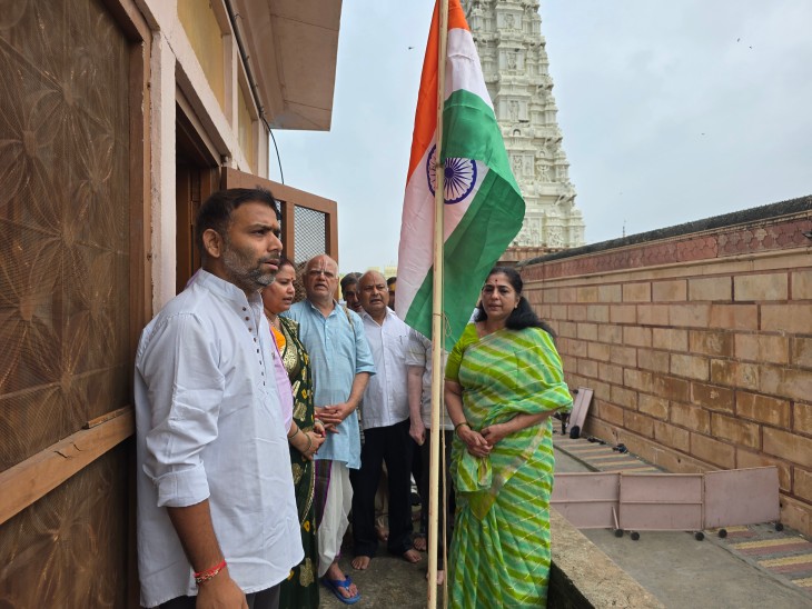 मंदिर की CEO अनघा श्रीनिवासन ने ध्वजारोहण किया