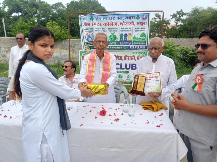 जैन 84 इंटर कॉलेज में आयोजित कार्यक्रम में बच्चों को अतिथियों ने सम्मानित किया