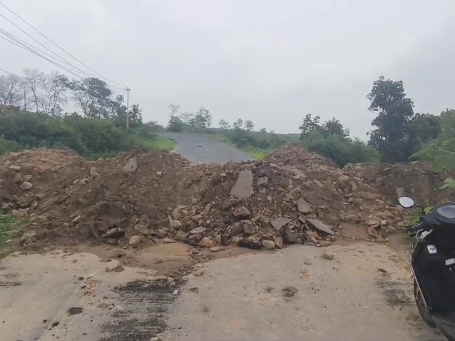 बिना सूचना मार्ग बंद करने का आरोप