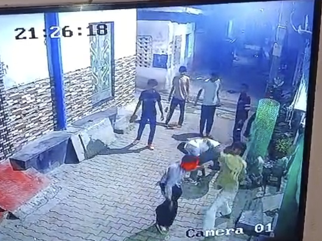 मकान पर पथराव करते हुए सीसीटीवी में कैद हुए आरोपी।