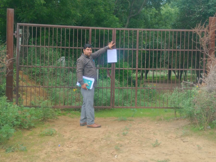 गुरुग्राम के सोहना में दमदमा झील के आसपास बनाए जा रहे फार्म हाउसों के बाहर नोटिस चस्पा करके वन विभाग के कर्मचारी।
