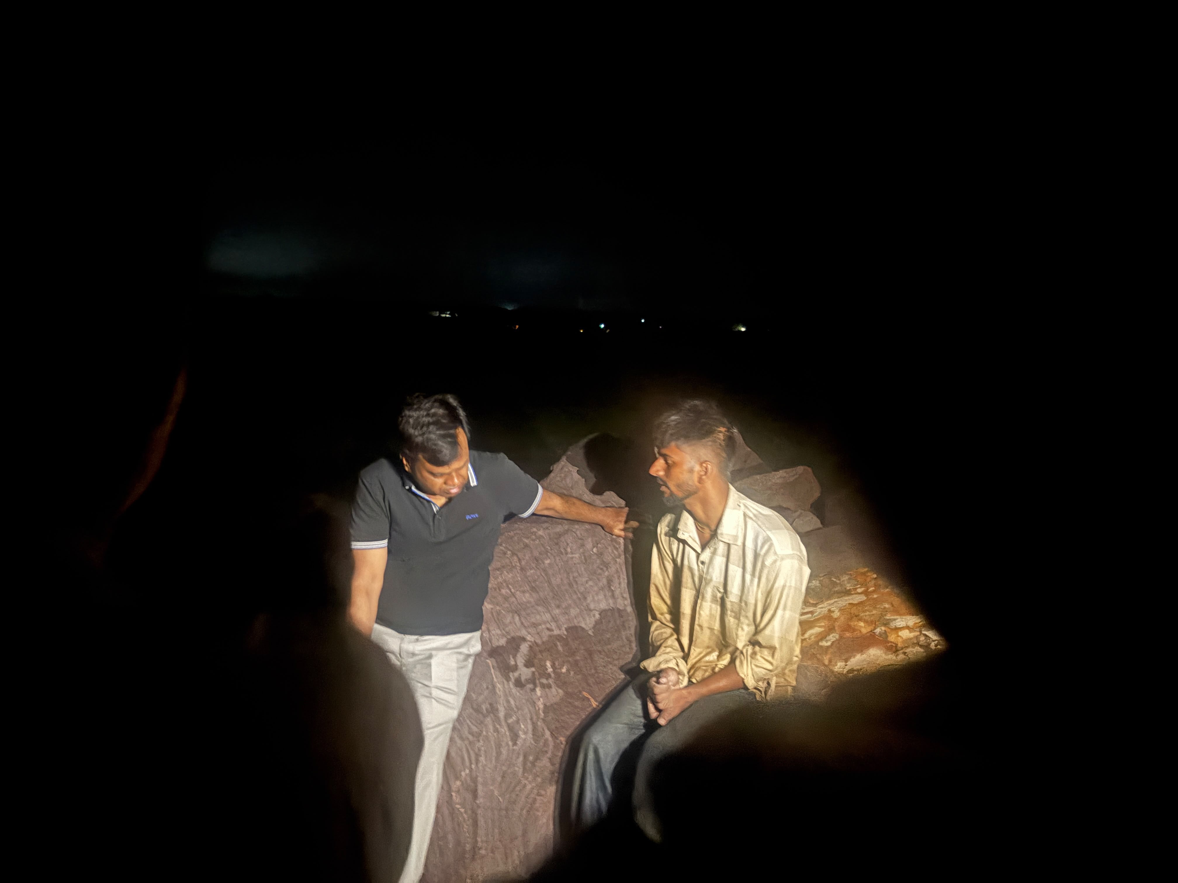 रात में कलेक्टर पहुंचे, कार्रवाई के आश्वासन पर अनशन खत्म