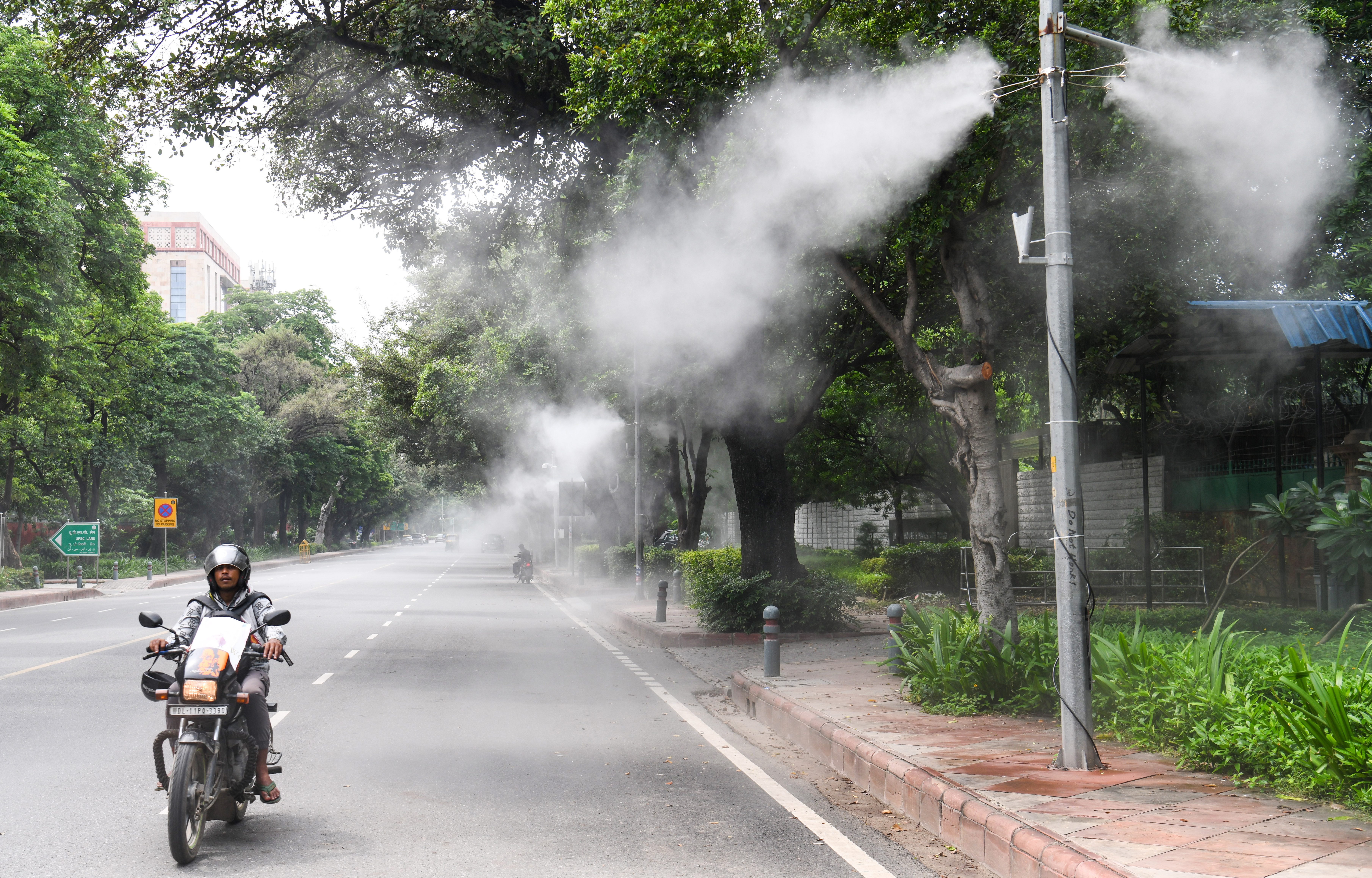 Air quality in New Delhi has still not improved; a mist system is in operation here.