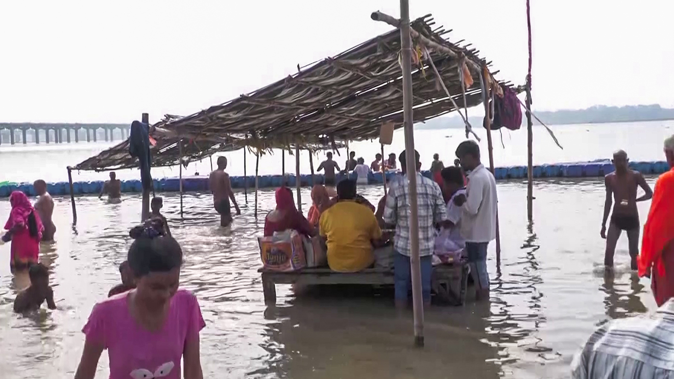 Due to the continuous rise in water levels in the Ganga-Yamuna in Prayagraj, Uttar Pradesh, the ghats have been submerged.