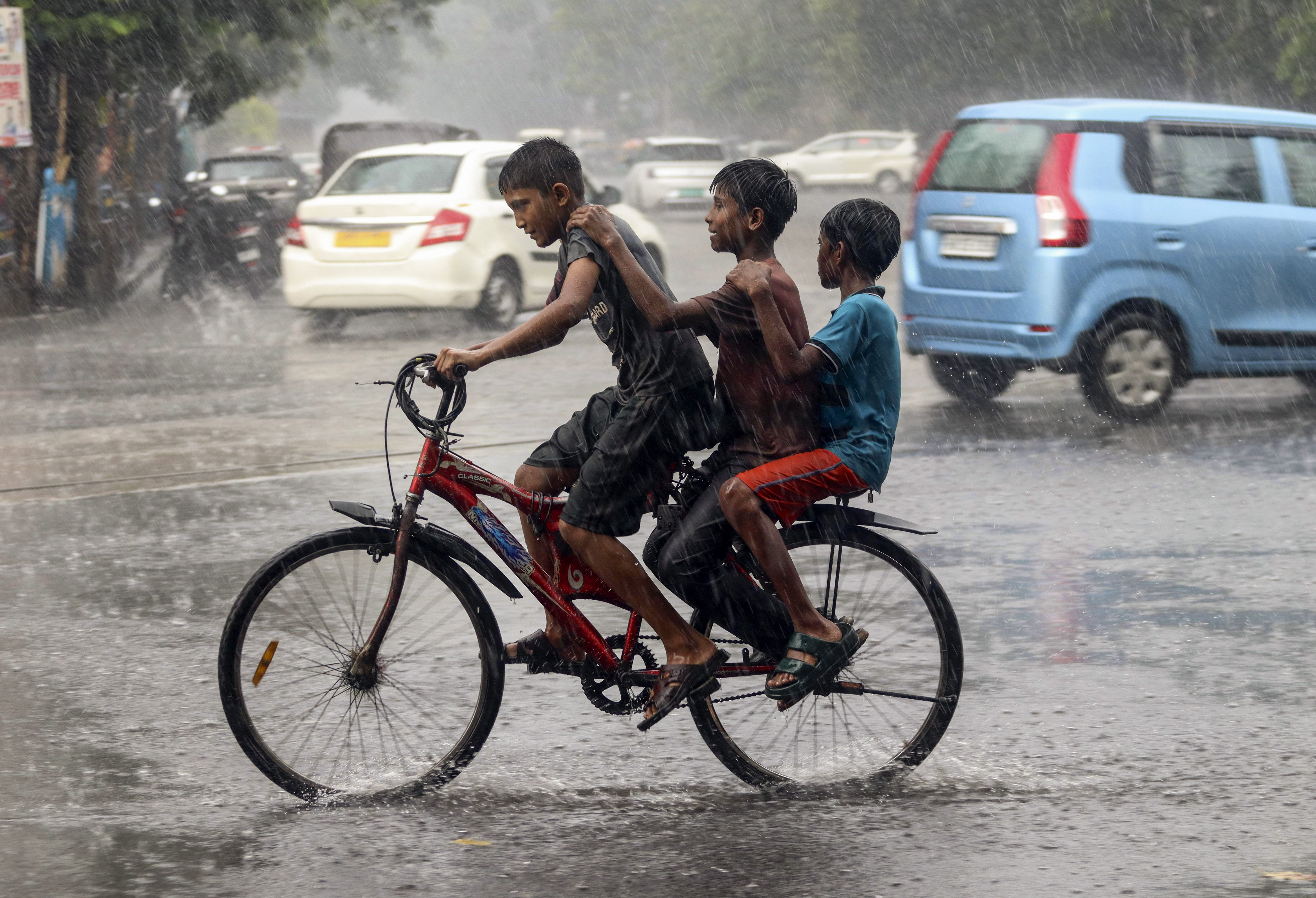 Heavy rain occurred in Kolkata, West Bengal, on Sunday. A red alert has also been issued for Monday.