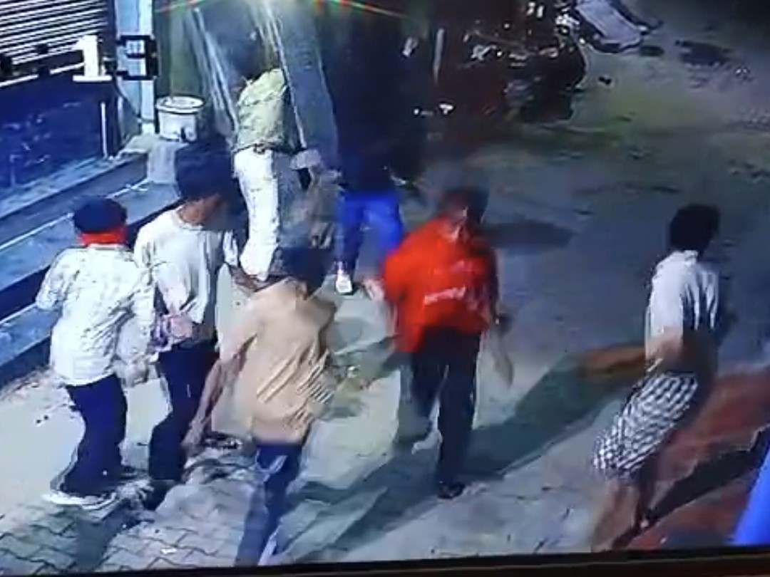 मकान पर पथराव करते हुए सीसीटीवी में कैद हुए आरोपी।