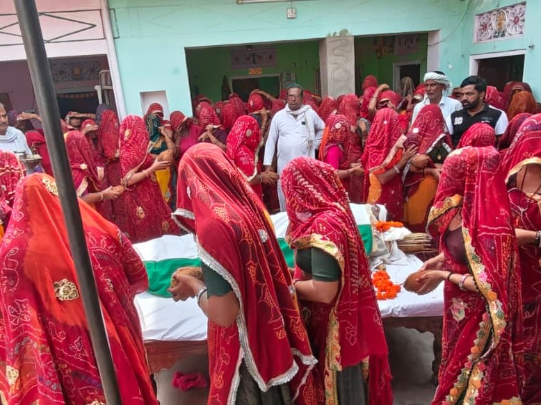 अंतिम दर्शन के समय जवान की पत्नी को संभालती गांव की महिलाएं।