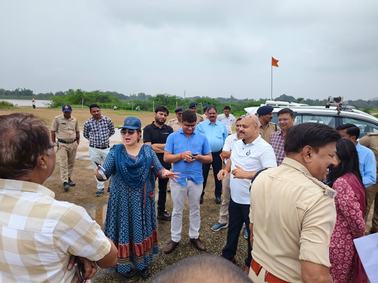 अधिकारियों को निर्देश देतीं कलेक्टर बिदिशा मुखर्जी।