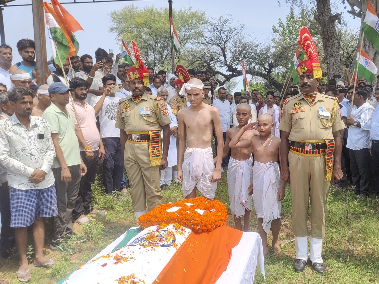 पार्थिव देह को सेल्यूट करता छोटा बेटा अभिमन्यू मीणा।