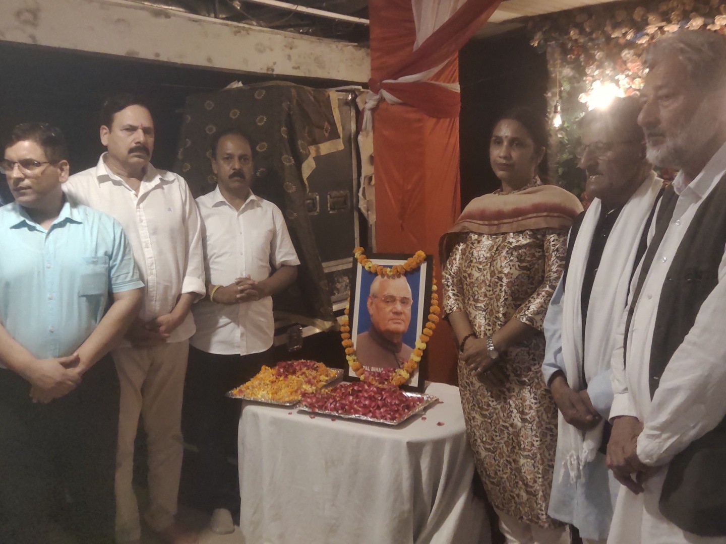 भारत रत्न स्व. अटल बिहारी वाजपेयी को श्रद्धासुमन भेंट करते भाजपा नेता।