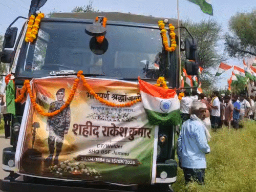 जवान के घर से तिरंगा यात्रा शुरू हुई।