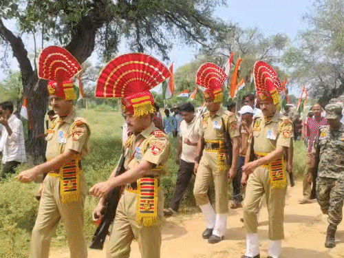 राकेश मीणा अमर रहे के नारों के साथ अंतिम यात्रा श्मशान स्थल तक पहुंची।