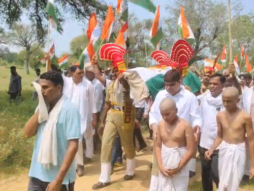 बीएसएफ के जवानों ने पार्थिव देह को कंधा दिया।