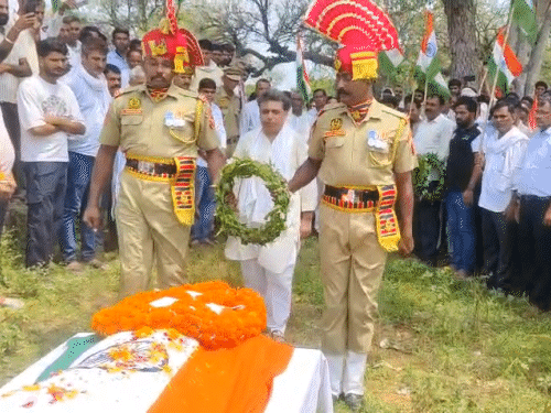क्षेत्र जनप्रतिनिधियों ने जवान को पुष्प चक्र अर्पित कर श्रद्धांजलि दी।