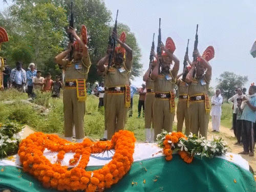 बीएसएफ के जवानों ने पार्थिव देह को गार्ड ऑफ ऑनर दिया।