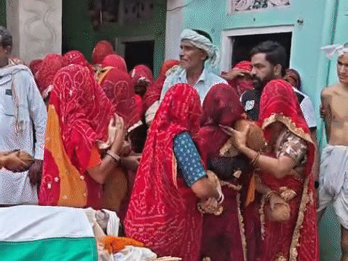 पति की पार्थिव देह देख वीरांगना मिथलेश खुद को संभाल नहीं पाई।