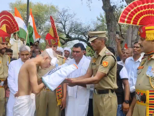 बीएसएफ के अधिकारियों ने जवान के बड़े बेटे को तिरंगा भेंट किया।
