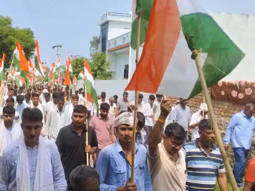 तिरंगा यात्रा में बड़ी संख्या में ग्रामीण शामिल हुए।