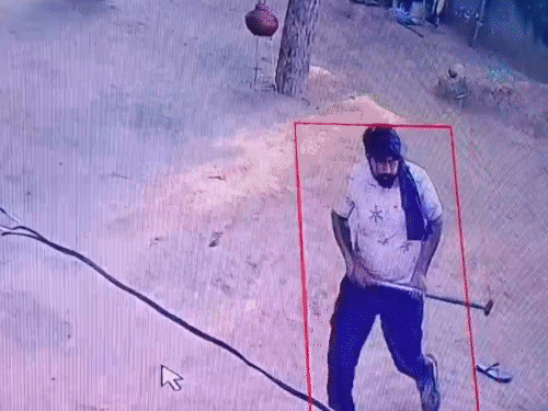 हथौड़ा लेकर घर में घुसा बदमाश