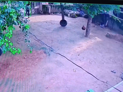 दरवाजा तोड़कर बदमाश घर में घुसे