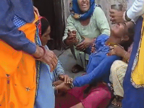 घटनाक्रम के बाद महावीर प्रसाद की पत्नी का रो-रोकर बुरा हाल हो गया।