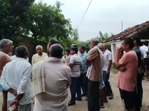 IPS की मां की हत्या से गांव में लोग सकते में आ गए।
