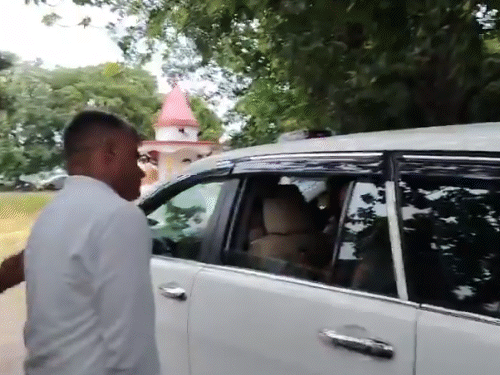 डीआईजी सोमेन वर्मा IPS के गांव पहुंचे थे। आसपास गांवों के लोग भी आए थे।