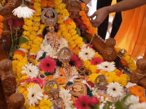 अयोध्या में फूलों से सजी चांदी की पालकी, साथ में तीनों भैया, मनमोह लेगा VIDEO|उत्तरप्रदेश,Uttar Pradesh - Dainik Bhaskar