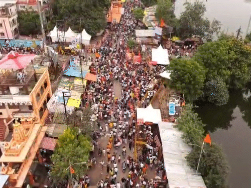 मंदिर परिसर और दर्शन मार्गों पर दिनभर श्रद्धालुओं की भीड़ बनी रही।