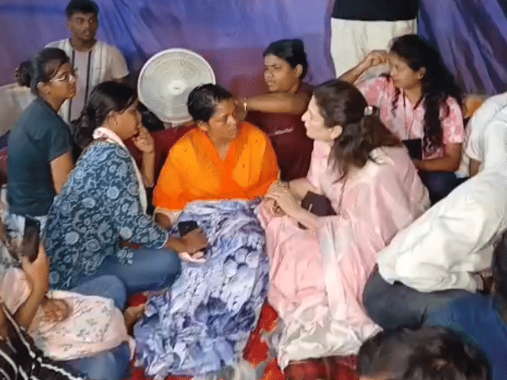 आंदोलनकारी छात्रों से मिलने मुंबई से पहुंची अभिनेत्री कुनिका।