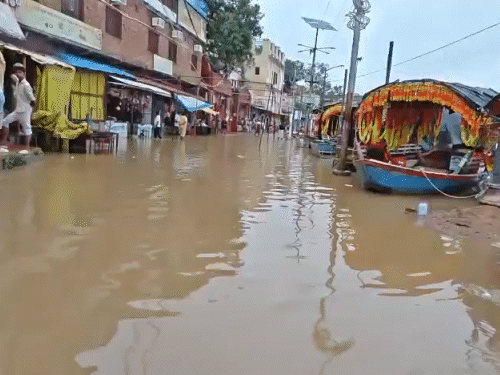 चित्रकूट में मंदाकिनी नदी उफान पर हैं। घाटों के ऊपर दुकानों तक पानी पहुंच गया है। आरोग्यधाम पुल के ऊपर से नदी का पानी बह रहा है।