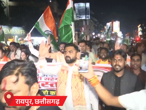 रायपुर में BJP कार्यकर्ताओं ने पोस्टर लेकर रैली निकाली।